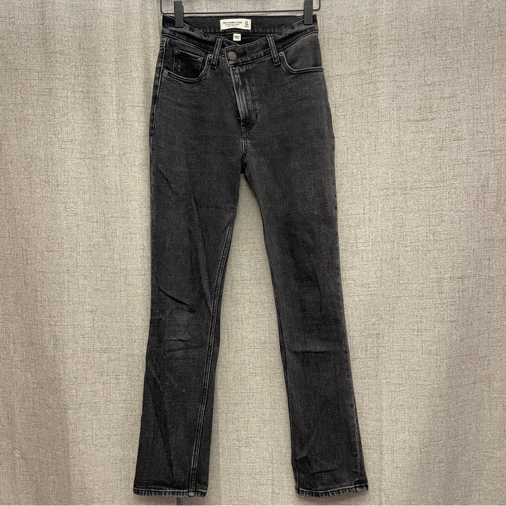 Abercrombie & Fitch - Curve Love Ultra High-Rise 90s Slim Straight Jean